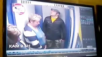 Жестокое избиение женщины в московском лифте попало на видео