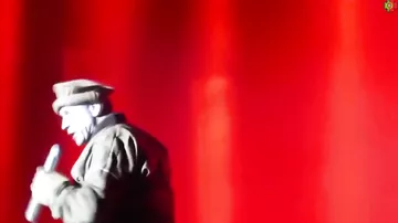 Вокалист Rammstein шокировал фанатов на концерте искрящим поясом смертника