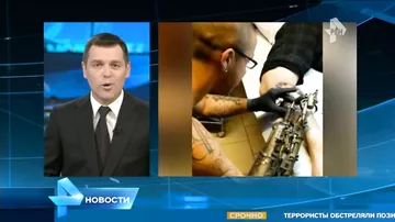 Французский тату мастер набивает рисунки при помощи протеза