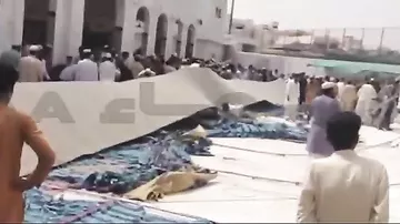 Первое видео с места падения крыши в пакистанской мечети