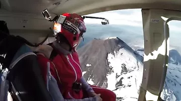 Полёт в вингсьюте через действующий вулкан