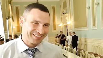 Кличко поцеловал журналистку в ответ на вопрос о своей жене