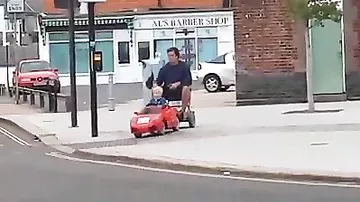 Видео с малышом, везущим папу домой из бара, стало хитом соцсетей