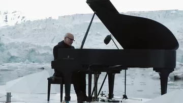 Композитор сыграл на рояле в Северном Ледовитом океане