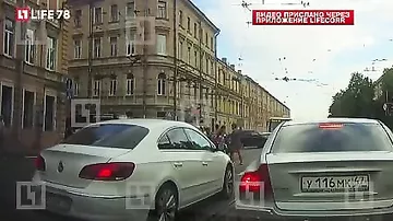 В Питере водитель автобуса протаранил 10 авто из-за винегрета