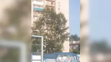 Очевидцы сняли на видео падение подростка с 13-го этажа в Хабаровске