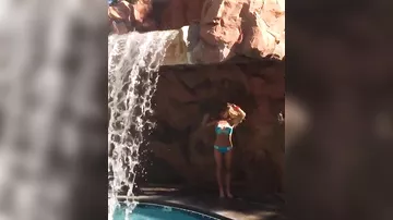 Стройная Бритни Спирс в купальнике станцевала возле водопада