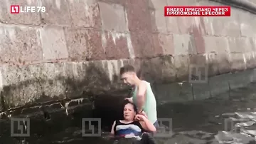 Петербургские спасатели достали из Невы женщину, прыгнувшую в воду с набережной