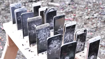 iPhone и Samsung испытали пулей: "яблочный" смартфон немного прочнее