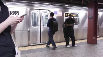 Появилось видео с реакцией жителей Нью-Йорка, опоздавших на поезд в метро