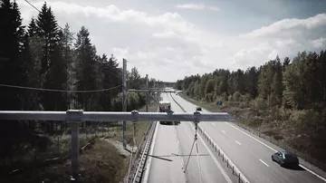 В Швеции открыли первую в мире дорогу для грузовиков-электричек