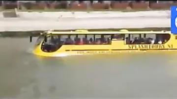 Bu avtobus həm quruda, həm suda gedir
