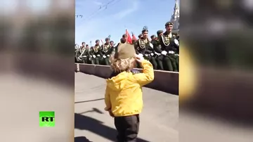 Маленький генерал: на репетиции парада Победы в Москве военные ответили на приветствие юного зрителя