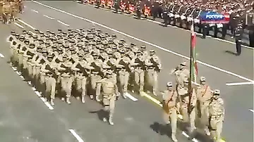 Азербайджанские военнослужащие проходят строевым шагом на Параде Победы, 9 мая 2015-го года