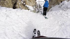 Сумасшедший спуск лыжника по узкому горному ущелью