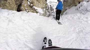 Сумасшедший спуск лыжника по узкому горному ущелью