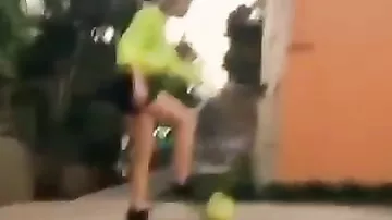 Девушка на каблуках с мячом