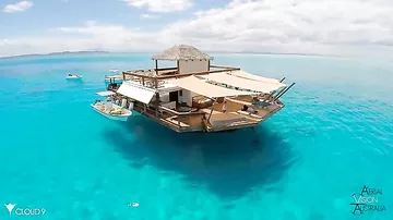 Cloud9 — Плавучий бар на Фиджи