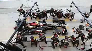 Как команда Lotus меняет колёса