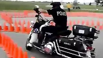 Полисмен сдаёт тест на вождение мотоциклом