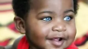 Чёрный мальчик с голубыми глазами!