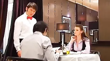 Клиенты и официант