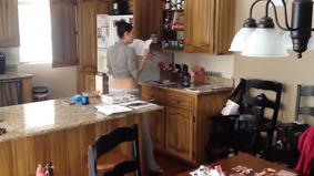 Муж подсмотрел, чем его жена занимается на кухне