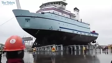 Спуск корабля на воду офигенное видео