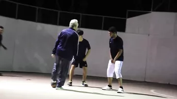 Этот старик решил поиграть с ребятами в футбол.