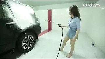 На одной из автомоек Баку клиентов обслуживают горячие девушки