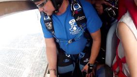 Экстремал  снял на видео, как отстегнул свой парашют во время прыжка