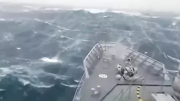 Корабль попал в сокрушительный шторм