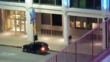 США Даллас один из стрелков, расстрелявший полицейских, попал на видео