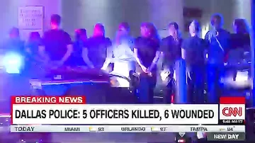 Жители Далласа встали "живым щитом" у больницы, где лежат раненые в стрельбе полицейские