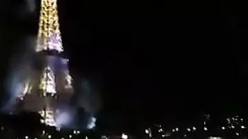 В Париже горит Эйфелева башня: опубликовано фото и видео
