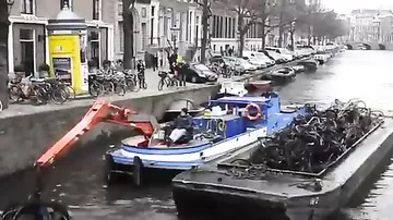 Добыча велосипедов в каналах Амстердама