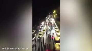 Бешеный танк, давящий людей и авто в Турции, попал на видео