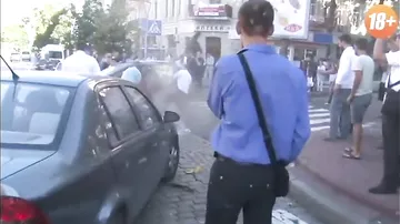 Очевидцы сняли на видео, как вытаскивали из авто еще живого Павла Шеремета 2