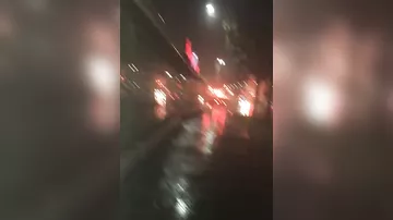 Очевидцы сняли на видео, как от удара молнии загорелся троллейбус в Петрозаводске