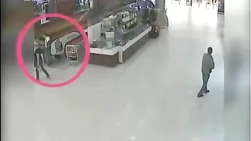 Камера сняла, как мальчик упал с эскалатора в торговом центре