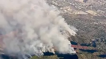 Огонь продолжает уничтожать жилые дома в Калифорнии