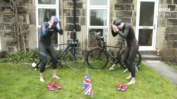 Британские триатлонистки устроили конкурс на скоростное раздевание
