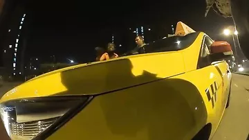Очевидец заснял на видео виртуозную драку таксиста и африканки в Москве