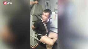 Появилось видео со связанным дебоширом на борту самолёта "Аэрофлота"