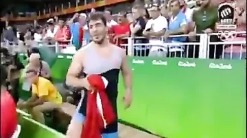 Турецкий борец отпраздновал «бронзу» с флагом Азербайджана
