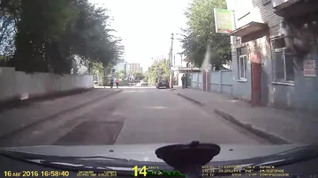 В России девушка каблуком разбила лобовое стекло автомобиля, который ей мешал