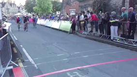 В Сети появилось видео казусного проигрыша велогонщика на финише