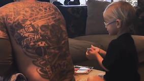 Дочь Тимати фломастерами разрисовывает певцу спину в татуировках