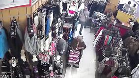 Американец в магазине украл деньги из бюстгальтера старушки-инвалида