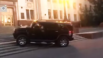 Hummer прокатился по ступенькам главного здания МГУ